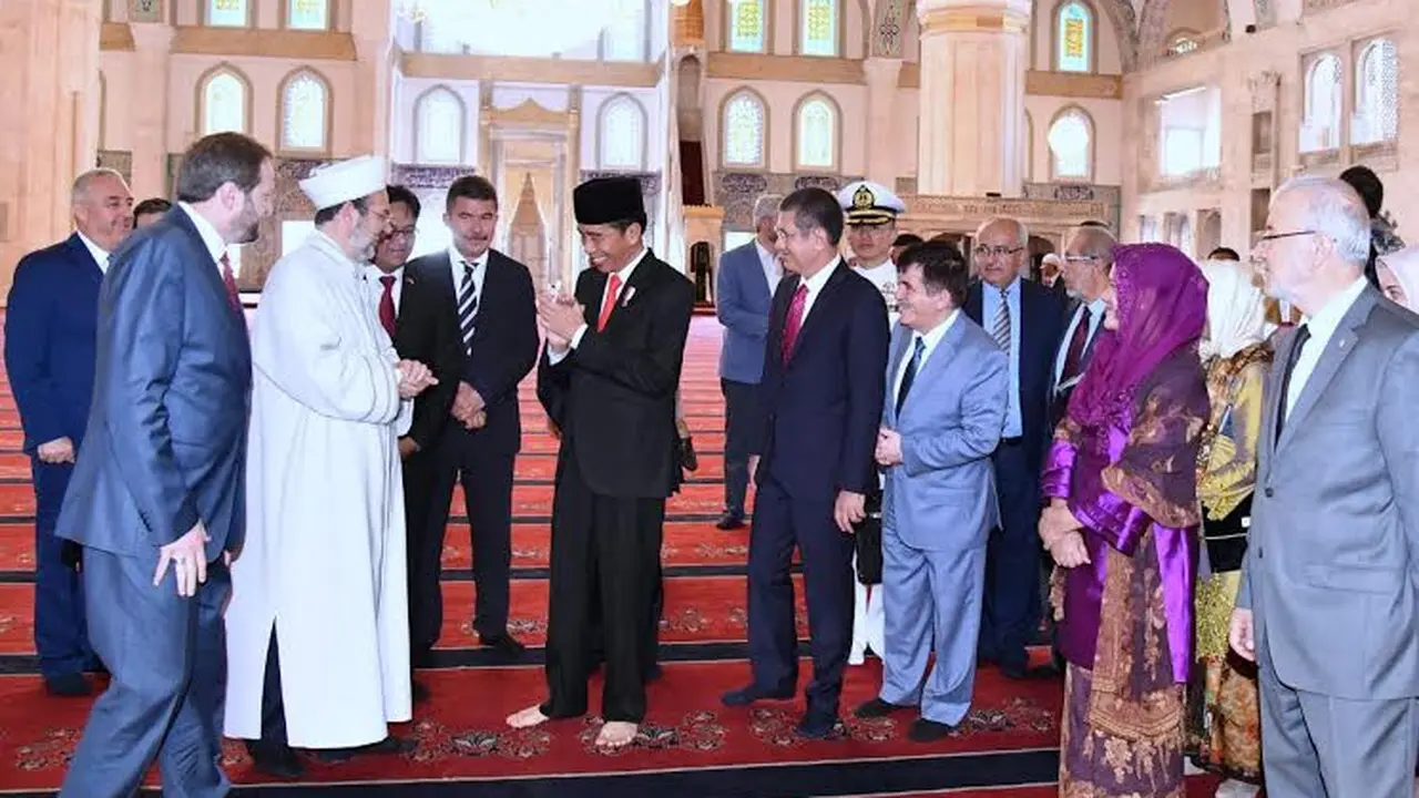 menyempatkan diri berkunjung ke Masjid terbesar di Kota Ankara, yaitu Masjid Kocatepe (Setpres) 