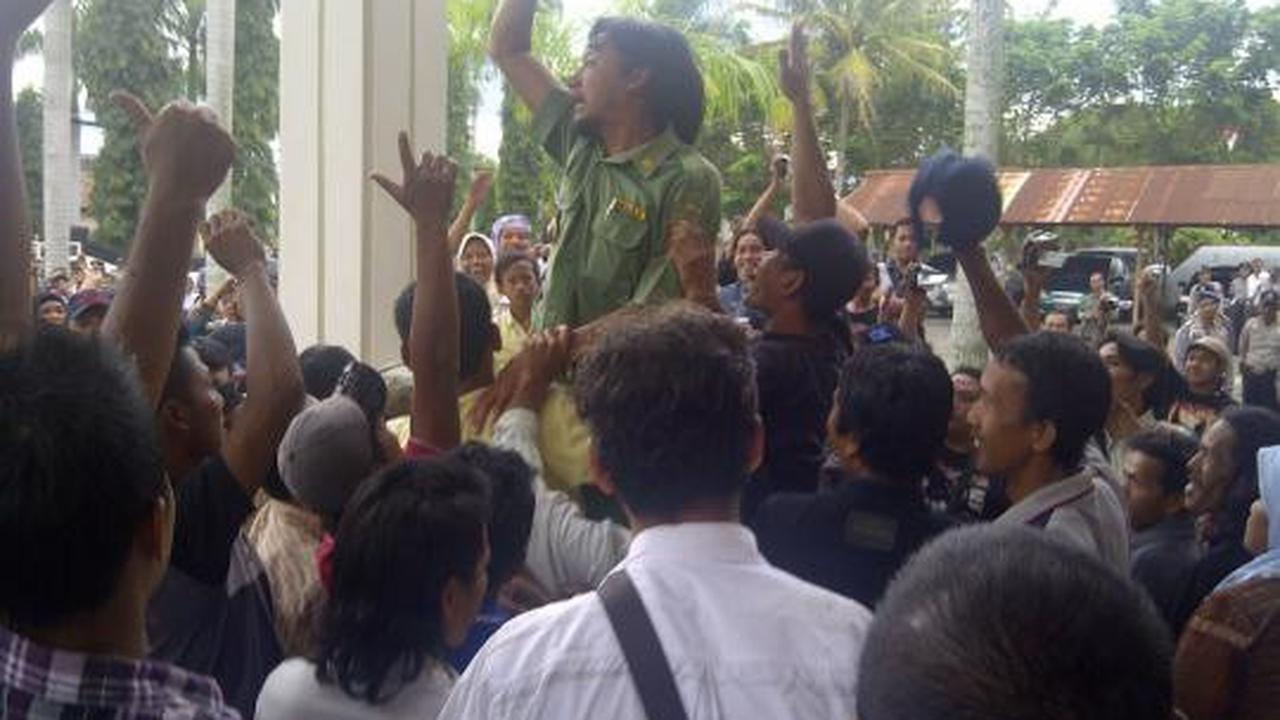 Divonis bebas, 2 terdakwa kasus bambu diarak ratusan warga