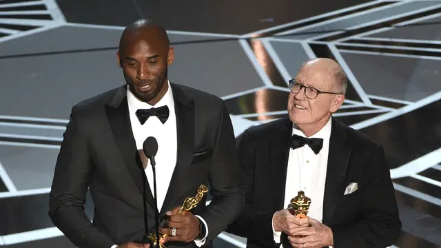 Kobe Bryant saat menerima Oscar