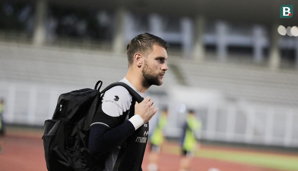<p>Kiper Timnas Indonesia, Maarten Paes tiba di di Stadion Madya, Senayan, Jakarta, Minggu (8/9/2024) sore untuk mengikuti sesi latihan bersama skuad Timnas Indonesia jelang menghadapi Australia pada kualifikasi Piala Dunia 2026, Selasa 10 September 2024. (Bola.com/Abdul Aziz)</p>