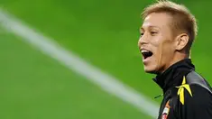 Gelandang serang CSKA Moscow Keisuke Honda tertawa di saat sesi latihan di Dragao Stadium, 16 Maret 20011, jelang laga Europa League melawan FC Porto. AFP PHOTO / FRANCISCO LEONG 