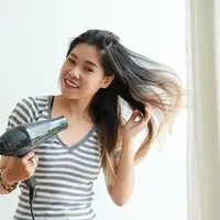 Ilustrasi menggunakan hair dryer/copyright freepik.com/pressfoto