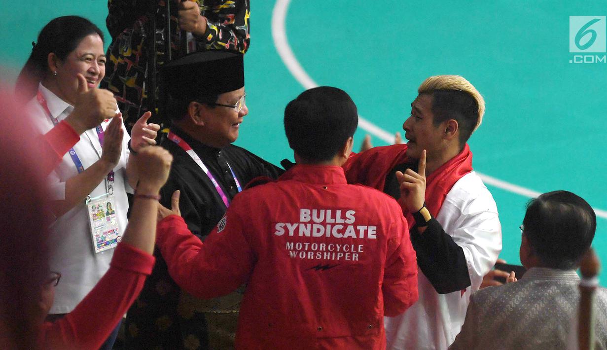 Atlet pencak silat peraih emas Asian Games 2018 Hanifan Yudani berbincang dengan Presiden Joko Widodo atau Jokowi dan Ketua Umum Pengurus Besar Ikatan Pencak Silat Indonesia (IPSI) Prabowo Subianto di Jakarta, Rabu (29/8). (Merdeka.com/Imam Buhori)