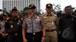 Aparat kepolisian mengungkap hasil operasi pemberantasan premanisme di Mapolda Metro Jaya, Jakarta, Selasa (3/2/2015). Kapolda Metro Jaya, Unggung Cahyono (depan) memberikan keterangan usai gelar operasi pemberantasan premanisme. (Liputan6.com/JohanTallo)