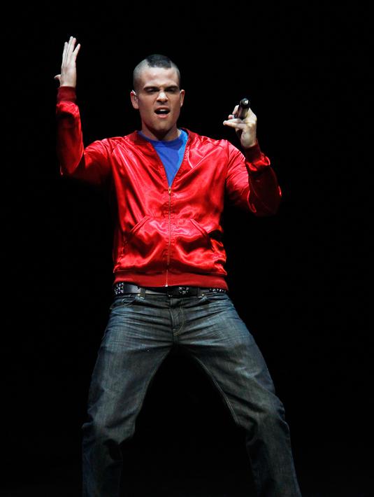 Mark Salling tampil dalam sebuah konser untuk memulai tur nasional "Glee" di Phoenix, Amerika Serikat, 15 Mei 2010. Salling mengaku bersalah pada bulan Desember karena terlibat pornografi anak. (AP Photo/Ross D. Franklin, File)