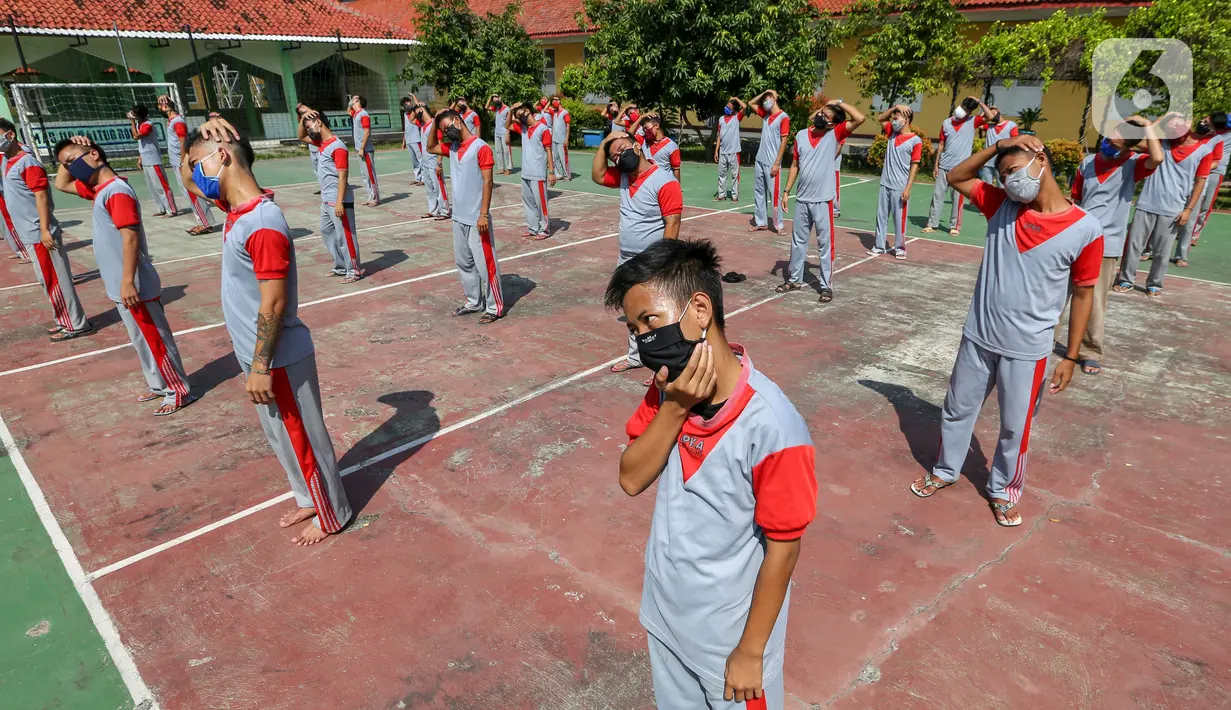 Anak binaan melakukan peregangan otot atau stretching di lapangan Lembaga Pembinaan Khusus Anak (LPKA) Klas 1 Tangerang, Banten, Sabtu (30/5/2020). Stretching selama 15-20 menit dapat meningkatkan fleksibilitas dan sirkulasi selama pandemi Covid-19. (Liputan6.com/Fery Pradolo)