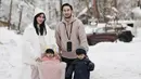 Liburan ke Jepang pada musim dingin, Syahnaz dan Jeje banyak menikmati momen serunya bermain salju dengan kedua anak kembarnya. Zayn dan Zunay pun terlihat asyik dan menggemaskan dengan pakaian tebalnya. Momen kebersamaan keluarga saat menjalani liburan di Jepang ini pun menuai banyak sorotan. (Liputan6.com/IG/@syahnazs)