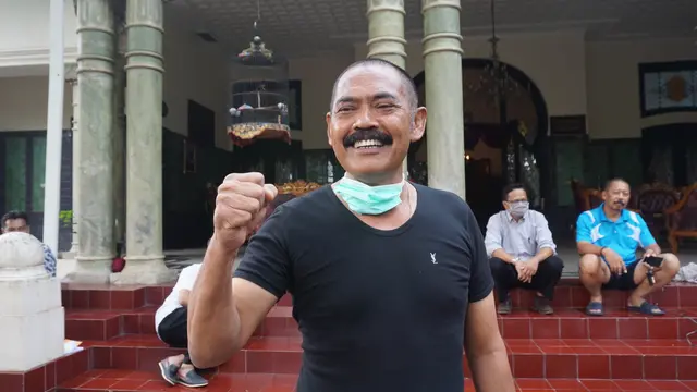 Aksi Tolak Bala Cukur Gundul Wali Kota Solo