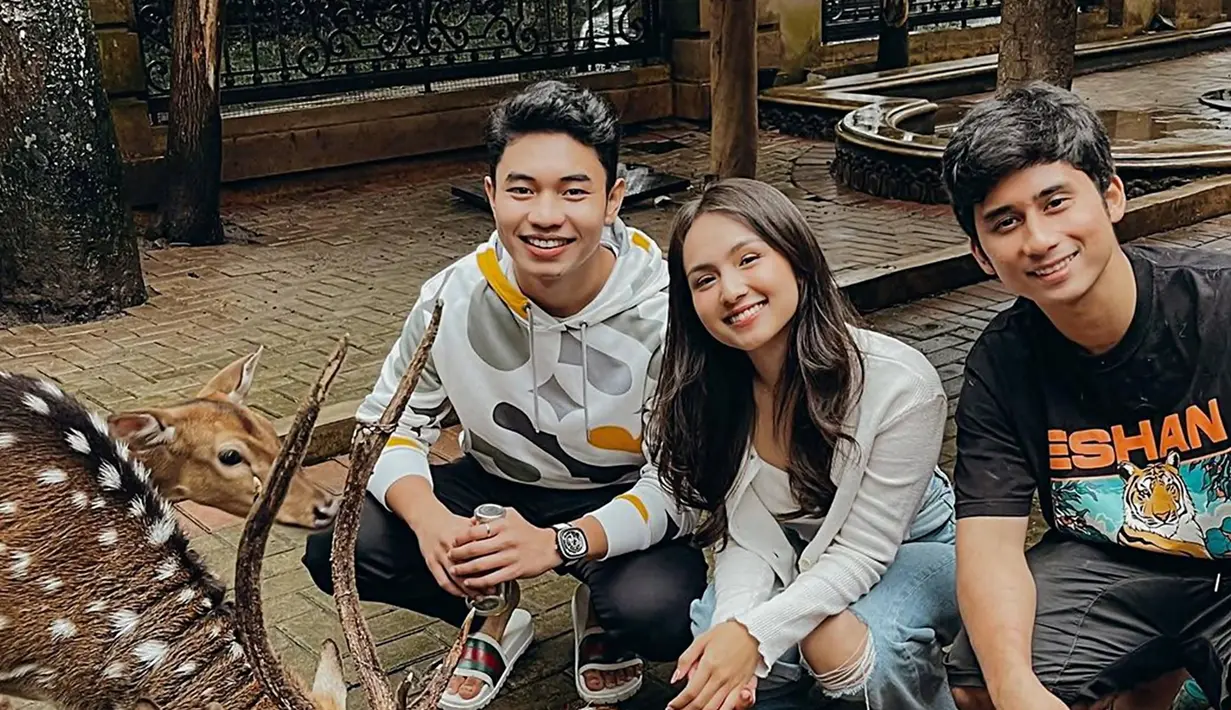 Beberapa hari lalu, brand ambasador dari sebuah tim e-Sports Bigetrons, Angie Marcheria mengunjungi rumah Alshad Ahmad bersama Fiki Naki. Dalam kunjungannya tersebut, ia pun berkesempatan untuk mengabadikan momen dengan berbagai hewan yang dipelihara oleh Alshad Ahmad. (Liputan6.com/IG/@angiemstwn)