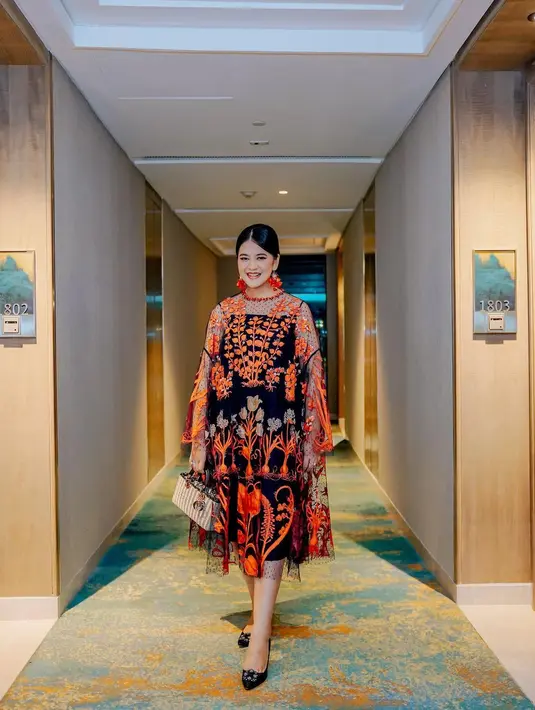 Tahun lalu, Kahiyang juga tampil memesona mengenakan dress rancangan Biyan. [Foto: Instagram/ayanggkahiyang]