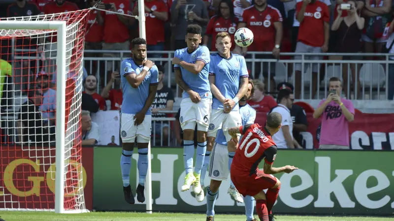 Sebastian Giovinco yang sempat membela Juventus terus menunjukkan kemampuannya bersama Toronto FC. Dia menciptakan dua gol ke gawang New York City FC, Minggu (30/7/2017). 