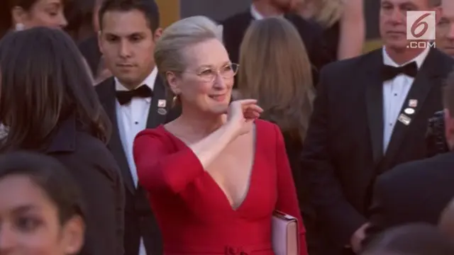 Meryl Streep tampil di ajang piala Oscar 2018 dengan menggunakan gaun merah.