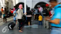 Seorang pemudik membawa barang bawaan menuju pintu masuk Stasiun Pasar Senen, Jakarta, Rabu (23/9/2015). PT KAI mencatat tiket keberangkatan ke sejumlah daerah di Jawa bagian timur telah terjual hampir 100 persen. (Liputan6.com/Yoppy Renato)