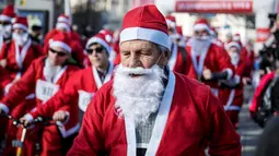 Seorang pria berpakaian Santa Claus mengikuti perlombaan lari tradisional Santa Claus Tahun Baru di Skopje, (24/12) (AFP Photo / Robert Atanasovki)