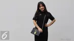 Prilly Latuconsina berpose usai latihan vokal untuk SCTV Award di Erwin Gutawa Studio, Jakarta, Senin (21/11). Prilly mencurahkan isi hatinya mengenai Teuku Rassya. (Liputan6.com/Herman Zakharia)