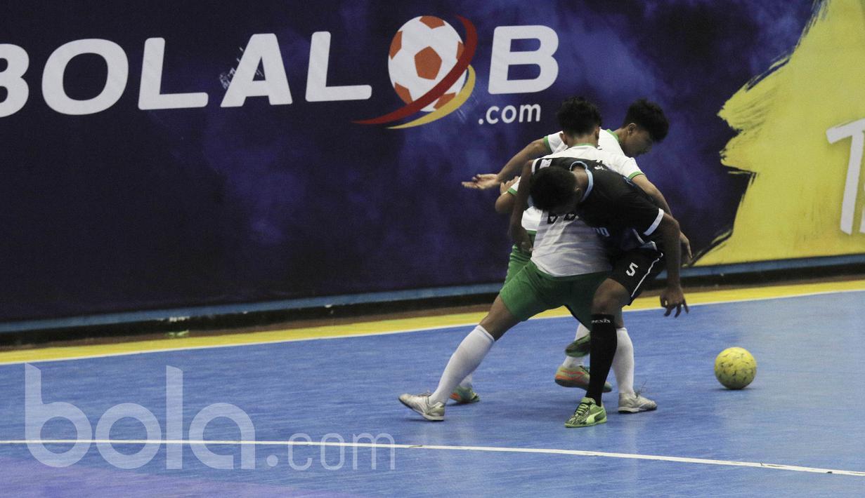 Pemain BJL 2000 Shiba, M Zakariyya, berusaha melewati pemain Vamos Mataram. Pertandingan yang ketat dan sengit membuat kedua tim bermain hingga babak tambahan.  (Bola.com/M Iqbal Ichsan)