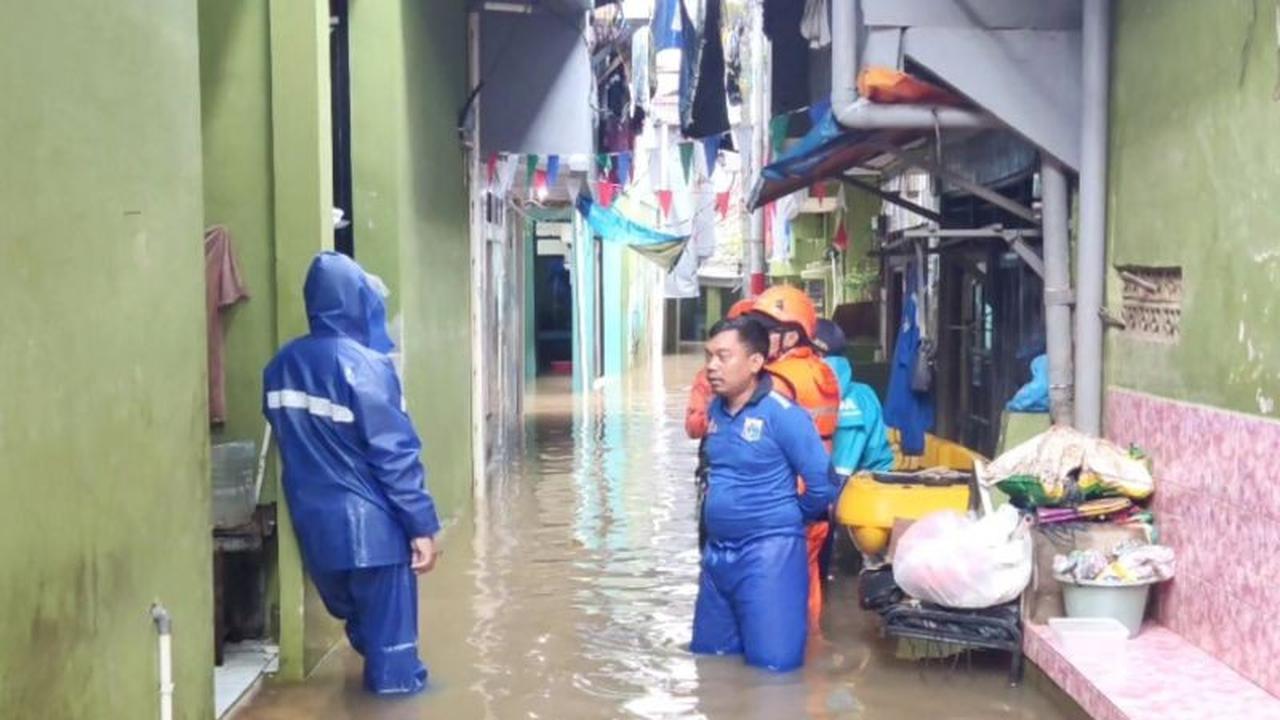 Banjir Dua Meter Rendam Kebon Pala Jakarta Timur, Ratusan Warga Mengungsi