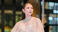 Hadir di show Sapto Djojokartiko, Jessica Mila tampil cantik dengan mini dress. Dress brukat nude itu memiliki lengan balon yang playful [@jscmila]