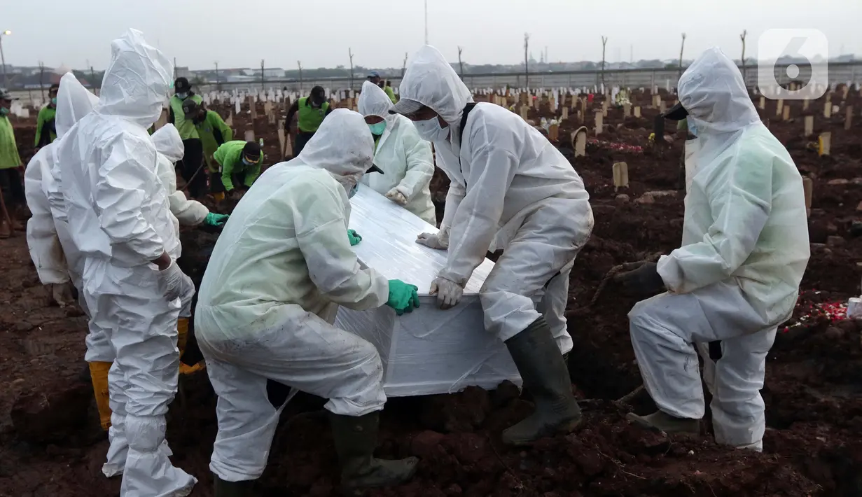 Petugas bersiap memakamkan jenazah dengan protokol Covid-19 di TPU Rorotan, Cilincing, Jakarta, Rabu (23/6/2021). Gubernur Provinsi DKI Jakarta Anies Baswedan mengatakan, hingga Rabu (23/6) 900 jenazah dimakamkam dengan protokol Covid-19 di TPU Rorotan.  (Lipiutan6.com/Helmi Fithriansyah)