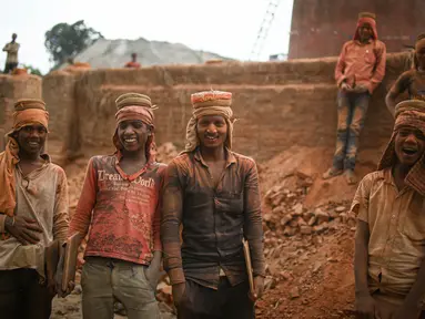 Sejumlah pekerja terlihat di pabrik batu bata di Bhaktapur, Nepal, 30 April 2020. (Xinhua/Sulav Shrestha)