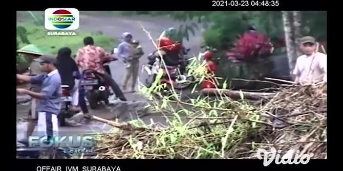VIDEO: Jembatan Antar-Desa di Lumajang Rusak Diterjang Banjir Bandang