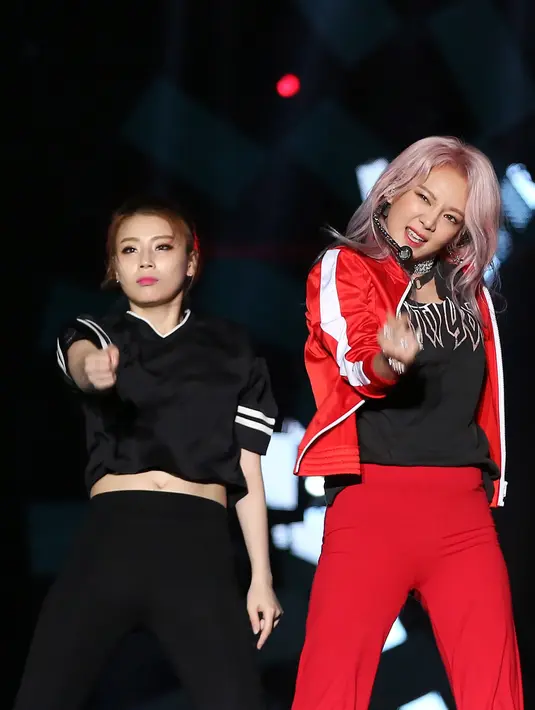 Hyoyeon menjadi yang terlebih dahulu tampil dengan enerjik. Personel Gril Band itu tampil begitu enerjik di atas panggug. Tampil dengan balutan busana warna merah. (Bambang E. Ros/Bintang.com)