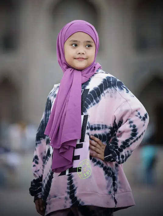 Maryam memiliki gaya hijab yang stylish dan konsisten. Ia stylish dengan hijab pashmina yang disimpul pada bagian bawah dagu.  [Foto: Instagram/ Okisetianadewi]