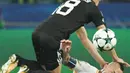 Pemain Qarabag FK, Tarik Elyounoussi (atas) menghindari terjangan pemain AS Roma, Radja Nianggolan pada laga grup C Liga Champions di Baki Olimpiya Stadionu, Baku, (27/9/2017). AS Roma menang 2-1. (AFP/Vano Shlamov)