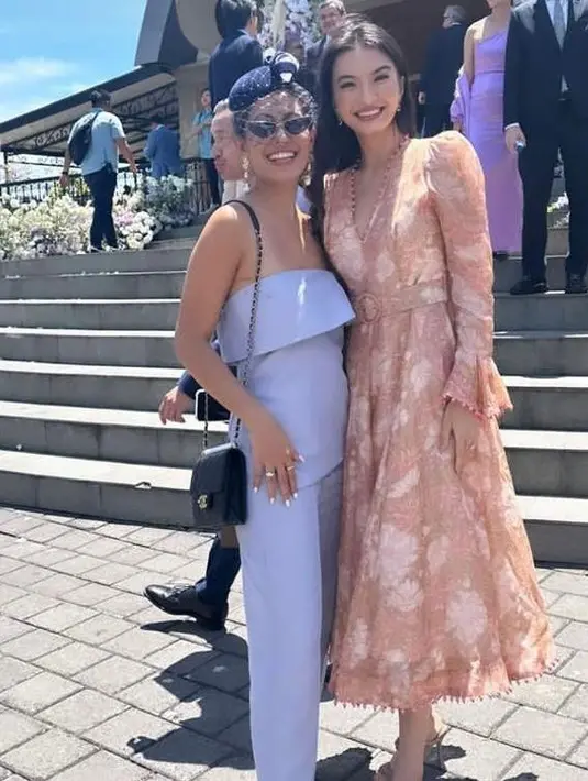 Raline Shah tak kalah menawan saat menghadiri pemberkatan Pamela Bowie. Ia tampil mengenakan floral midi dress nuansa oranye. [Instagram/ralineshah]