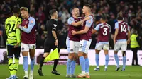 Para pemain Aston Villa merayakan kemenangannya atas Arsenal pada pertandingan sepak bola Liga Inggris di Villa Park, Birmingham, Inggris, Sabtu (9/12/2023). (AP Photo/Rui Vieira)