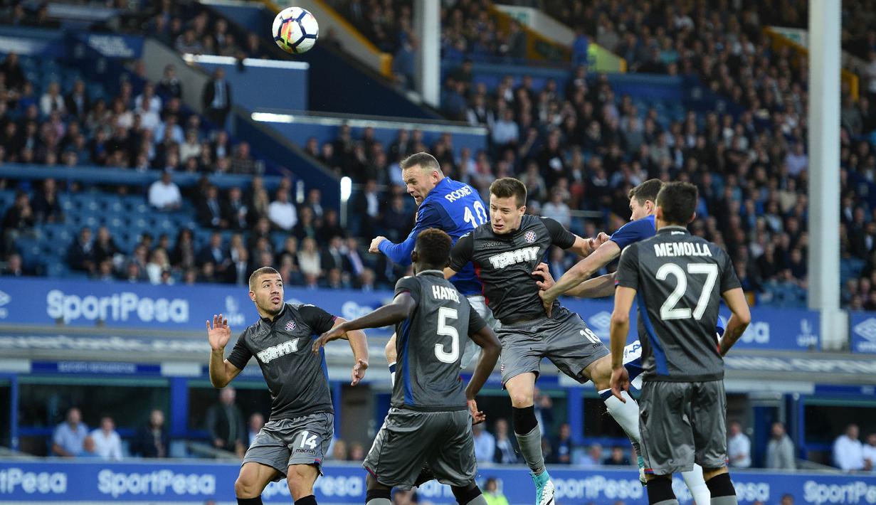 Striker Everton, Wayne Rooney, duel udara dengan para pemain Hajduk Split pada leg I play-off Liga Europa di Stadion Goodison Park, Jumat (18/8/20127). Everton menang 2-0 atas Hajduk Split. (AFP/Oli Scarff)