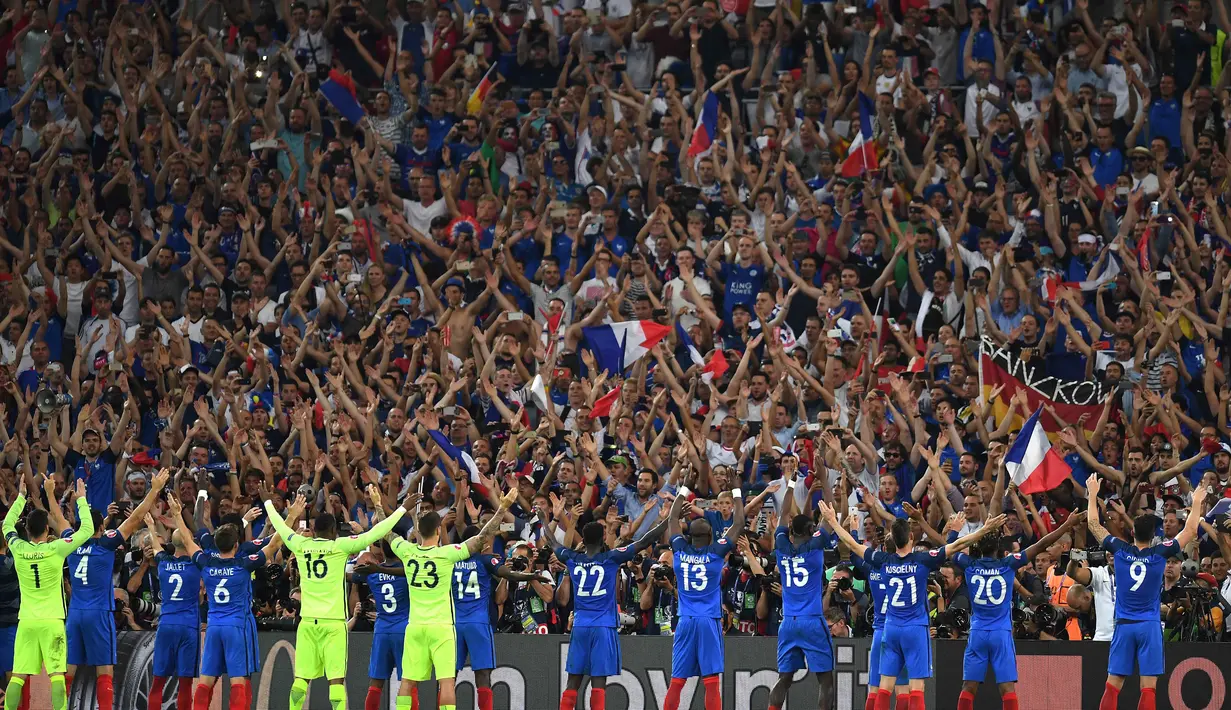 Para pemain Prancis merayakan kemenangan atas Jerman 2-0 bersama suporter usai laga semifinal di Stade Velodrome, Marseille, (7/7/2016). (AFP/Patrik Stollarz)