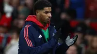 Striker Manchester United asal Inggris bernomor punggung 10, Marcus Rashford, bertepuk tangan kepada para penggemar setelah pertandingan Liga Primer Inggris antara Manchester United dan Newcastle United di Old Trafford di Manchester, Inggris barat laut, pada&nbsp;31 Desember 2024. Newcastle memenangkan pertandingan dengan skor 2-0. (Darren Staples/AFP)