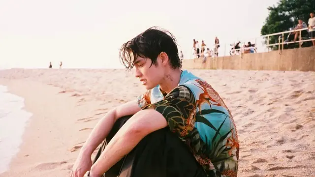 Bright Vachirawit aktor asal Thailand tampil dengan baju pantai
