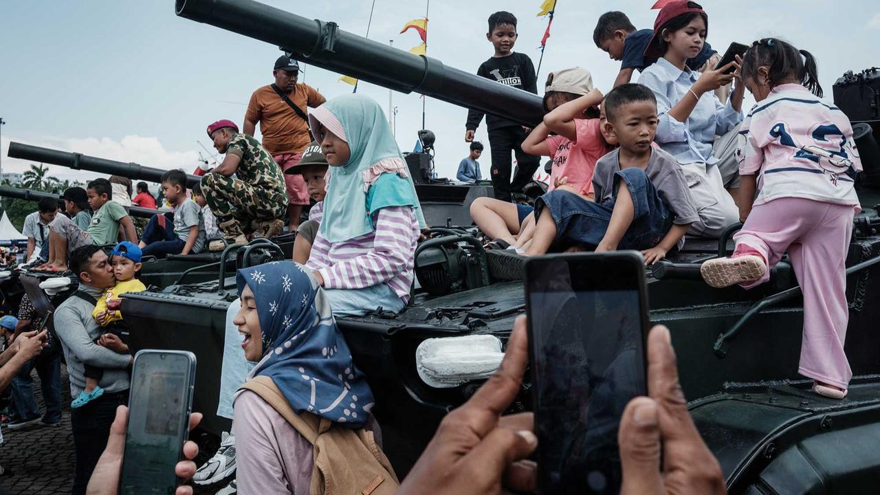 FOTO: Warga Serbu Hari Terakhir TNI Fair 2025 di Monas