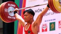 Atlet angkat besi Indonesia, Rahmat Erwin Abdullah mempersembahkan medali emas nomor 73 kg sekaligus memecahkan rekor SEA Games atas namanya. (Bola.com/Ikhwan Yanuar Harun)