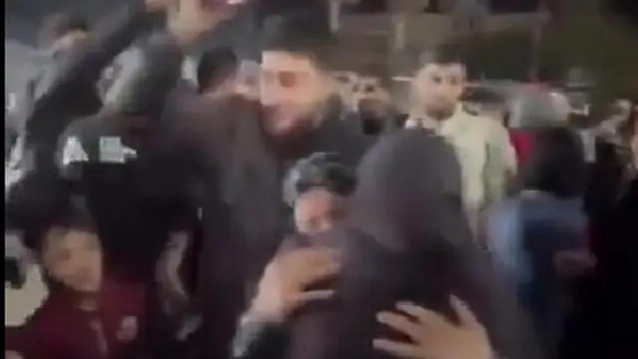 Reaksi Warga Palestina usai Pengumuman Genjatan Senjata antara Israel dan Hamas, Sujud Syukur Penuh Haru