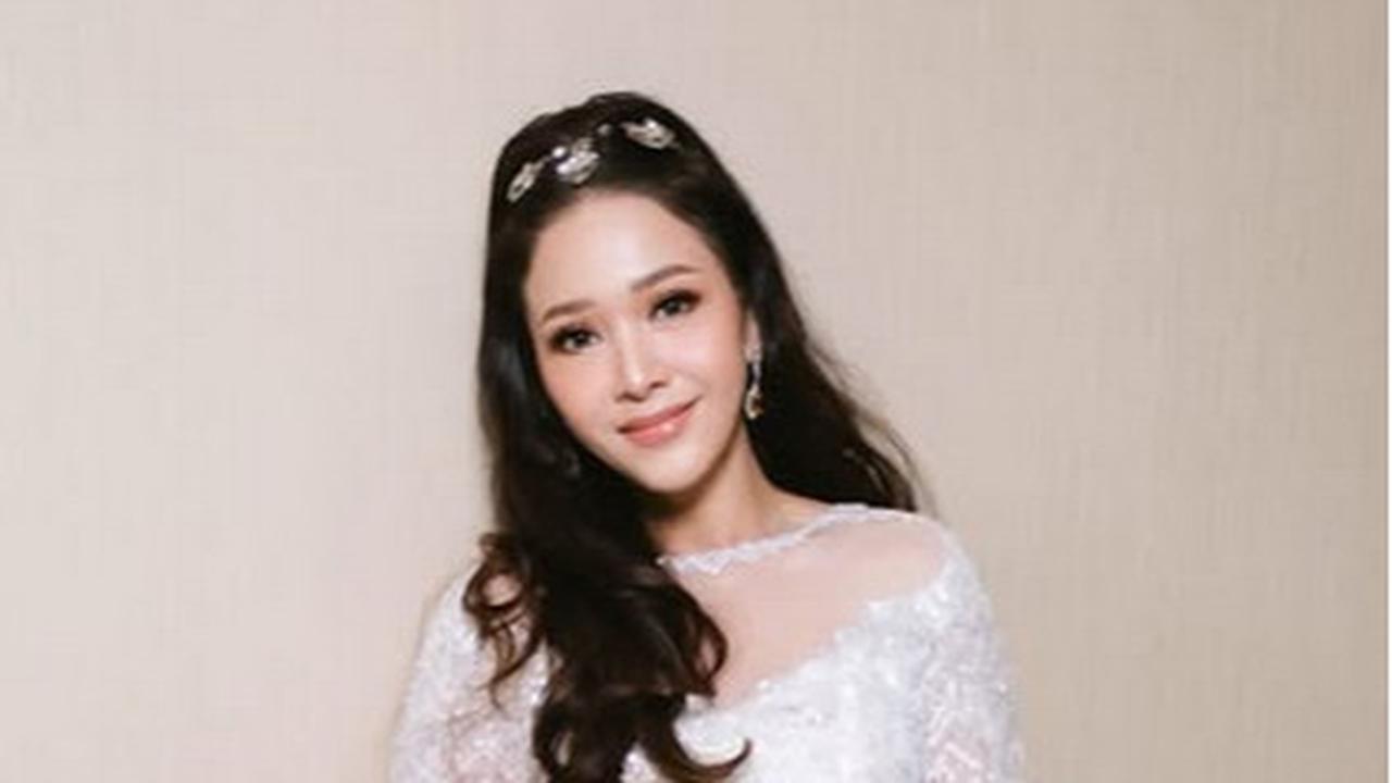 Cantik Bak Bidadari, Potret Maia Estianty Pakai Dress Putih Tuai Pujian - Tulis Pesan Menohok Soal Pembuktian Diri