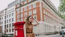 Berpose di tangga sebuah bangunan kota London, Luna Maya tampil chic memadukan sleeveless top dengan detail kantong warna caramel, dengan inner warna kulit, celana kulot hitam, dan sneakers putih. (Instagram/lunamaya).