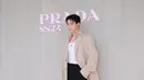 Pertama ada Aktor Thailand Win Metawin hadir di ss24 Prada. Sebagai brand ambassador, ia tampil dibalut long blazer warna beige dipadukan inner putih dan celana hitam, serasi dengan sepatunya. [@winmetawin]