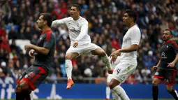 Aksi Cristiano Ronaldo saat melawan Celta Vigo, Spanyol, Sabtu (5/3/2016). Dengan quattrick kontra Celta, berarti top scorer sepanjang masa Madrid itu sudah mencapai milestone istimewa ini (Reuters/Susanna Vera)  