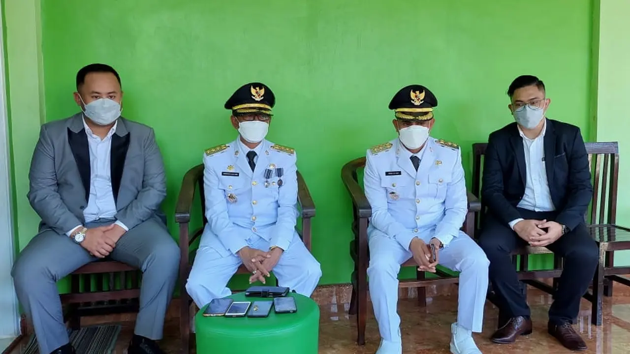 Bupati/Wakil Bupati Sabu Raijua didampingi kuasa hukumnya, Adhitya Nasution usai dilantik di Aula El Tari Kupang. (Foto Istimewah)