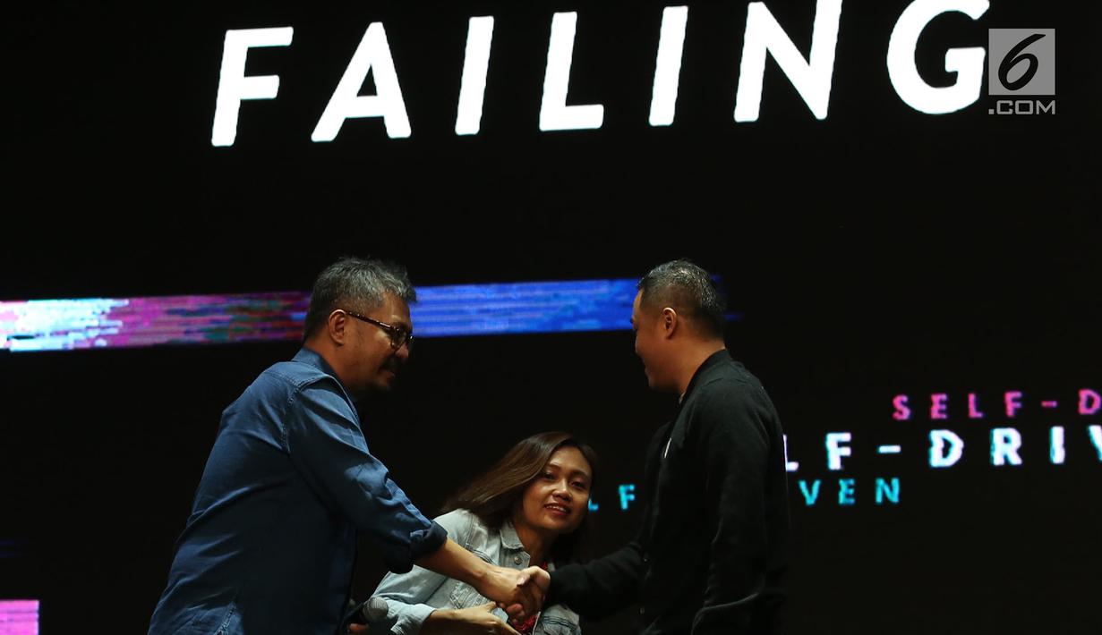 CEO KapanLagi Youniverse Steve Christian (kiri) bersalaman saat menjadi pembicara dalam Talk Show Failing Forward di Kota Kasablanka Mall, Jakarta, Sabtu (27/10). (Merdeka.com/Imam Buhori)