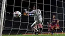 Pemain Barcelona, Luis Suarez, melihat kiper Athletic Bilbao, Iago Herrerin, yang berusaha memblok bola dalam pertandingan leg kedua perempat final Copa del Rey di Stadion Camp Nou, Barcelona, Kamis (28/1/2016) dini hari WIB. (Reuters/Albert Gea)