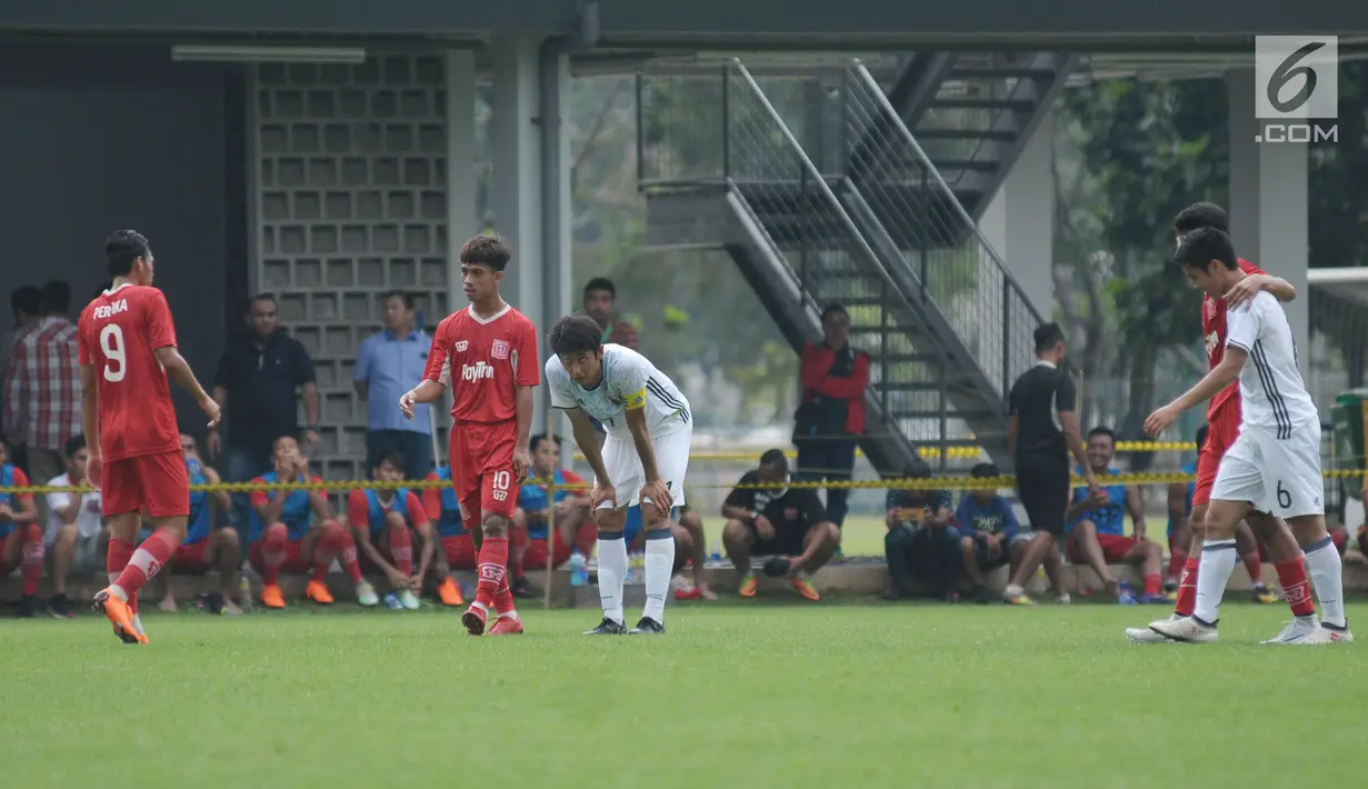 Pemain Timnas Jepang U-19, Itu Hiroki (tengah) tertunduk usai uji tanding melawan Persika di Lapangan B Kompleks GBK, Jakarta, Selasa (27/3). Persika kalah 2-3 dari Jepang U-19. (Liputan6.com/Helmi Fithriansyah)