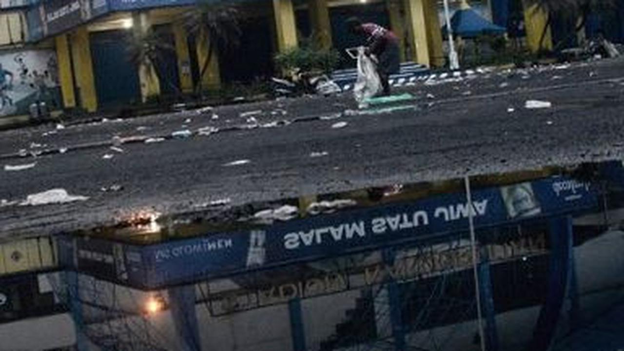 Kekalahan Persebaya di Kanjuruhan sejak 23 tahun terakhir itu telah memicu Aremania turun ke lapangan hingga disambut oleh pasukan keamanan.