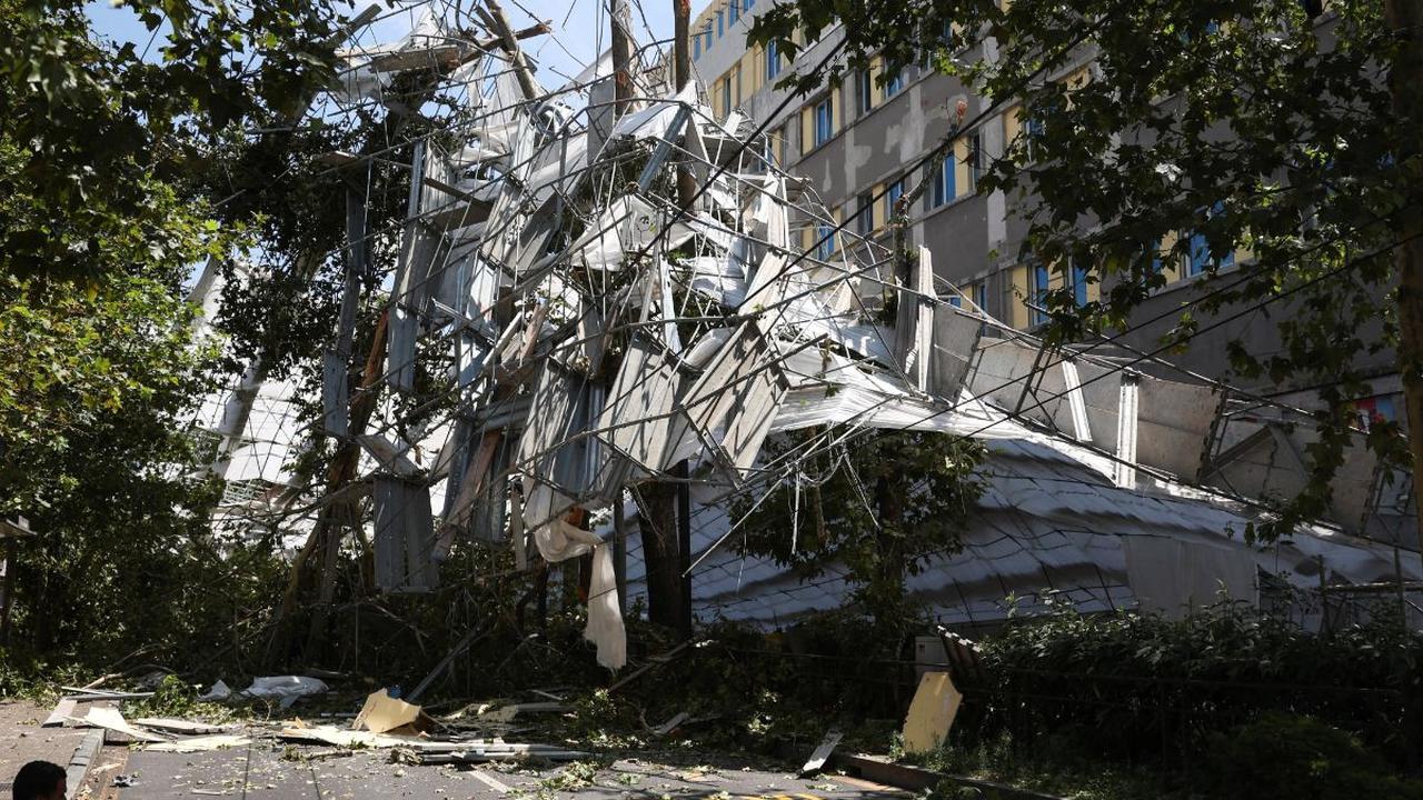 Rangkaian perancah yang berada di sebuah gedung yang sedang dibangun itu turut runtuh akibat kuatnya badai angin kencang dan hujan lebat yang disertai petir di Milan, Italia pada 25 Juli 2023 lalu.