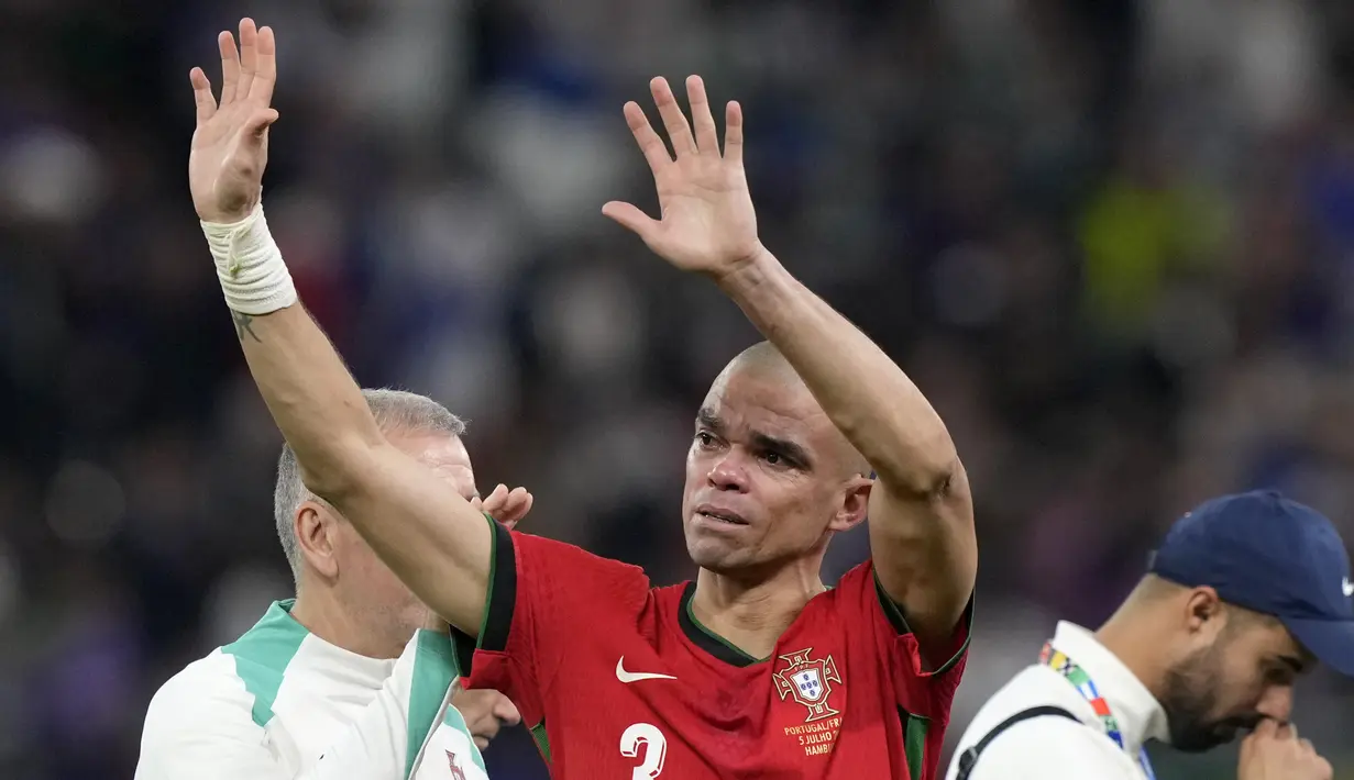 Pepe memiliki karier yang sangat luar biasa. Ia berhasil memenangi tiga gelar Liga Champions bersama Real Madrid, Piala Eropa bersama Portugal, dan sejumlah trofi lainnya selama berkarier lebih dari 20 tahun. Pepe akhirnya gantung sepatu usai membela Portugal di Euro 2024. Mantan pemain Porto tersebut memutuskan pensiun pada usia 41 tahun. (AP Photo/Martin Meissner, File)