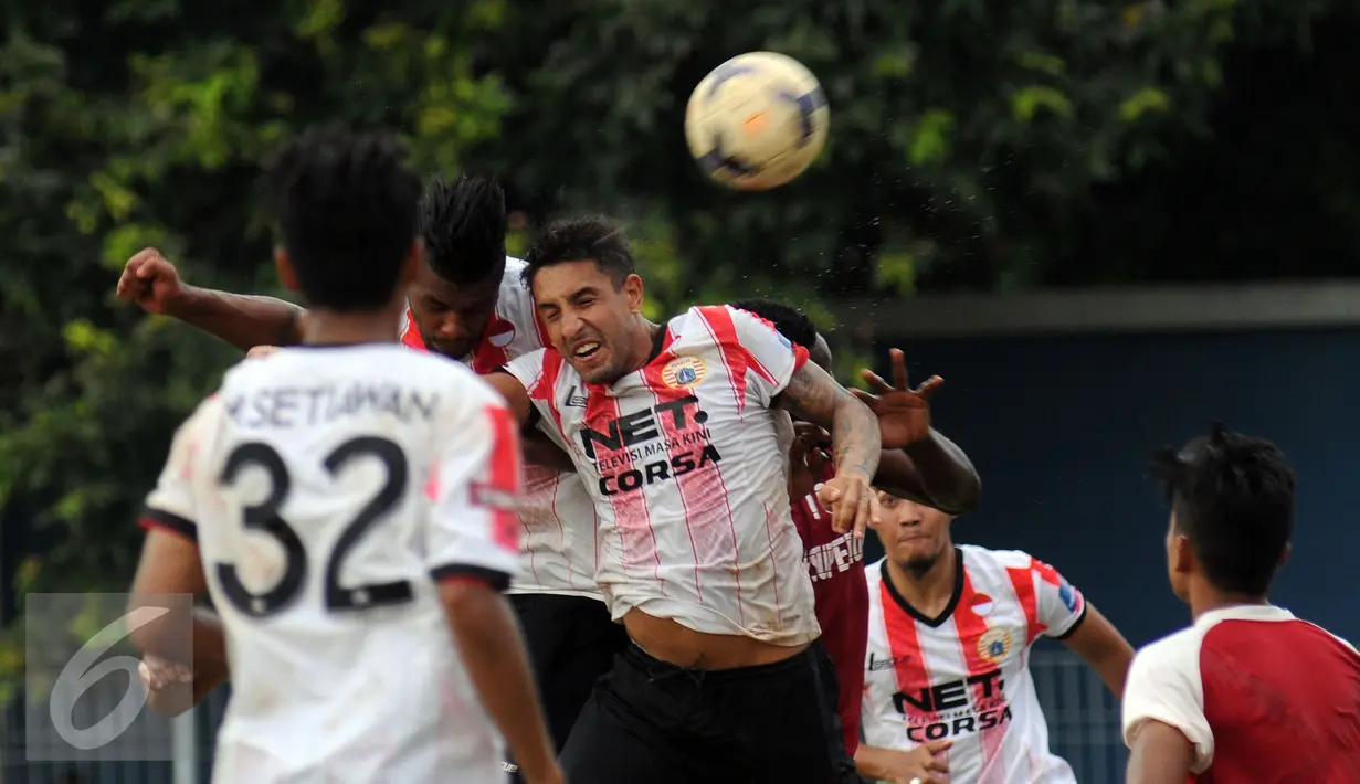 Penyerang Persija, Rafael Dos Santos Lima (tengah) berusaha menyundul bola saat laga uji coba melawan Barito Putera di Stadion Bea Cukai, Jakarta, Selasa (5/4/2016). Laga berakhir imbang 2-2. (Liputan6.com/Helmi Fithriansyah)