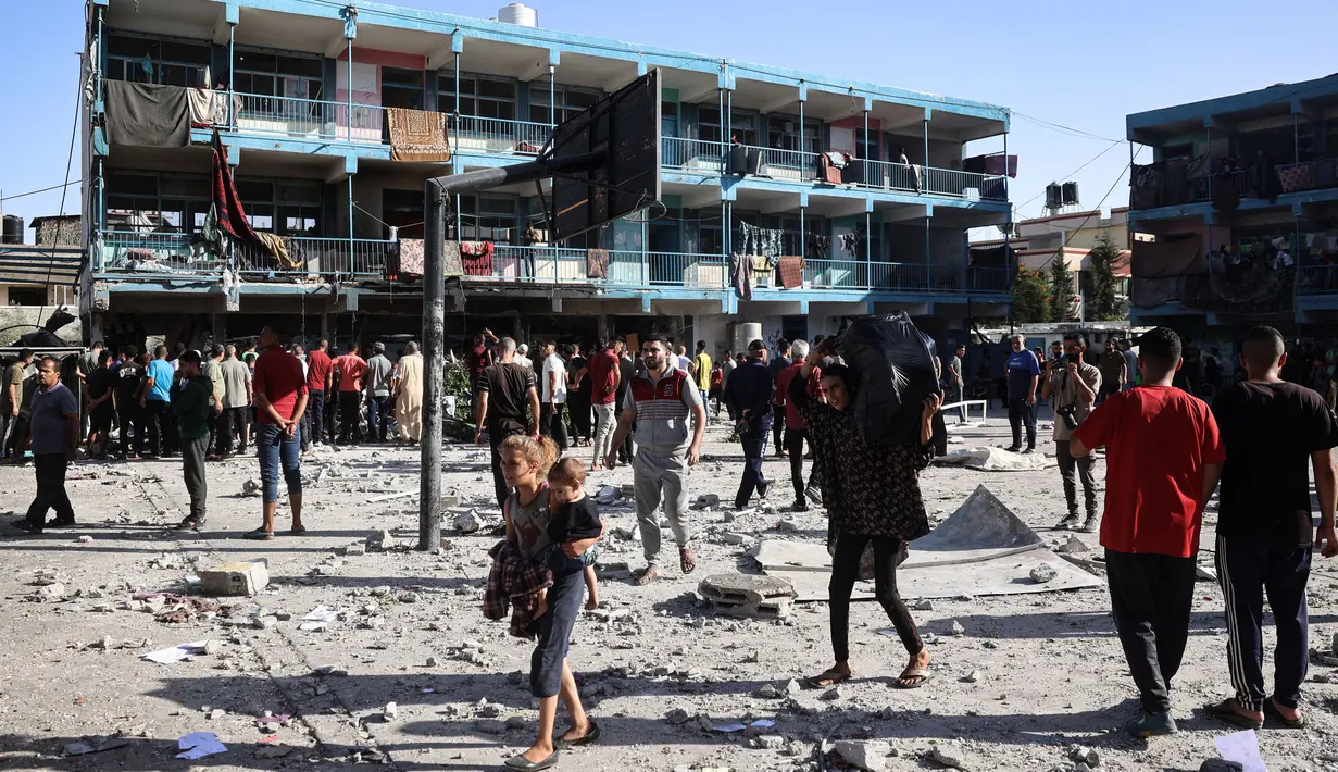 Serangan udara Israel menghantam Sekolah Persiapan Anak Laki-laki Al-Jawni milik Perserikatan Bangsa-Bangsa (PBB) di kamp pengungsi Nuseirat, Gaza tengah pada Rabu (11/9/2024). (Eyad BABA/AFP)